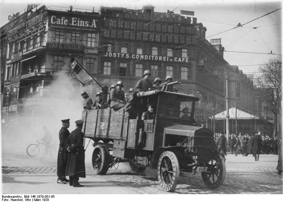 Kapp-Lüttwitz Putsch: Truppen der „Regierung Kapp” auf einem Lastwagen am Potsdamer Platz (März 1920) 